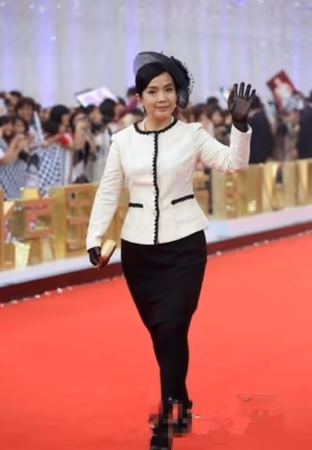 奶奶輩趕時髦不容易,61歲呂麗萍穿短裙配黑絲,卻被身材拖了後腿