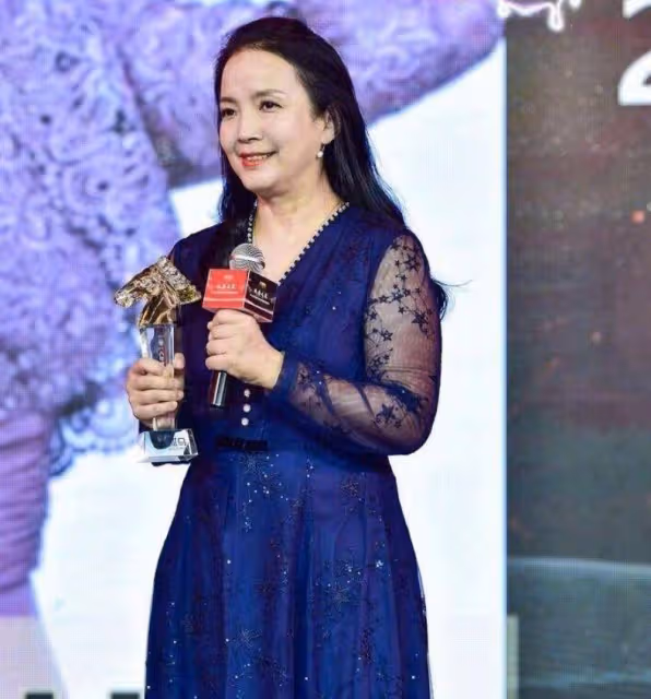 奶奶輩趕時髦不容易，61歲呂麗萍穿短裙配黑絲，卻被身材拖了後腿