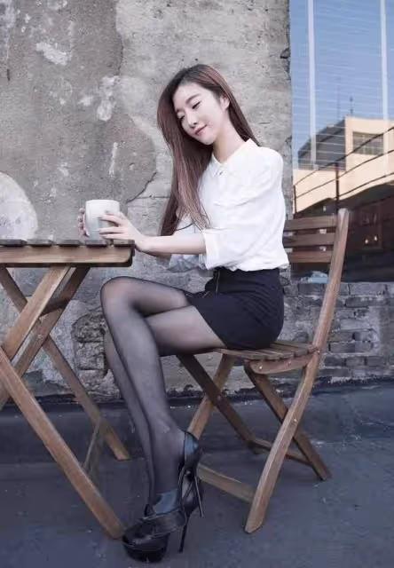 黑絲襪包臀裙，穿出了成熟女人的氣質！讓自己的美多一點
