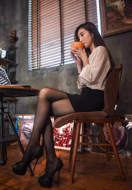 黑絲襪包臀裙，穿出了成熟女人的氣質！讓自己的美多一點