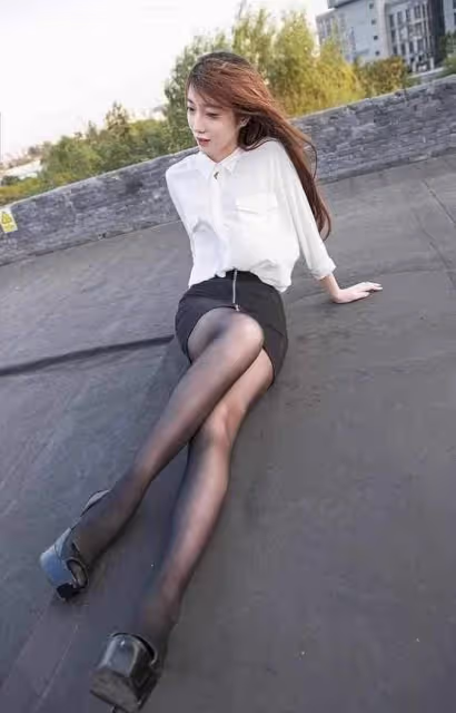 黑絲襪包臀裙，穿出了成熟女人的氣質！讓自己的美多一點