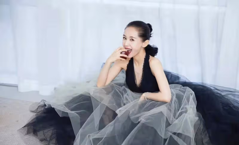 女明星黑色禮服：倪妮大膽，孫怡誘惑，柳岩讓我迷失了！