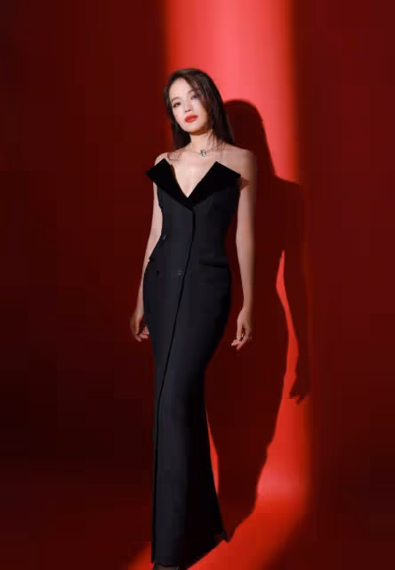女明星黑色禮服：倪妮大膽，孫怡誘惑，柳岩讓我迷失了！