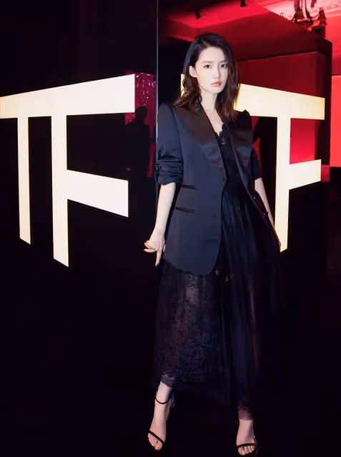 女明星黑色禮服：倪妮大膽，孫怡誘惑，柳岩讓我迷失了！