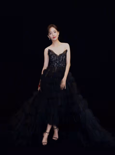 女明星黑色禮服：倪妮大膽，孫怡誘惑，柳岩讓我迷失了！