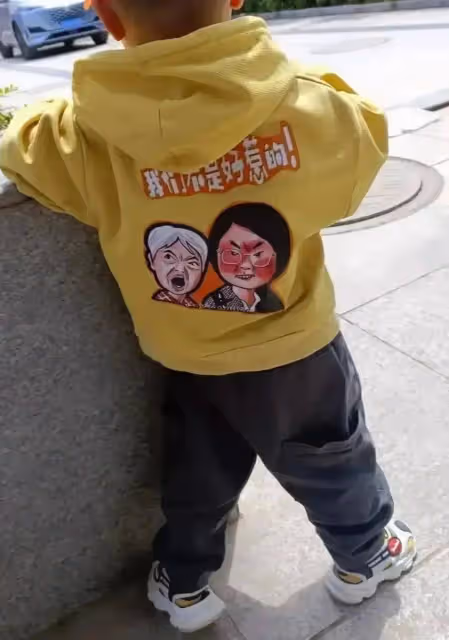 插隊婆孫被惡搞做成車貼,手機殼,衣服印花,看到價格和銷量我懵了