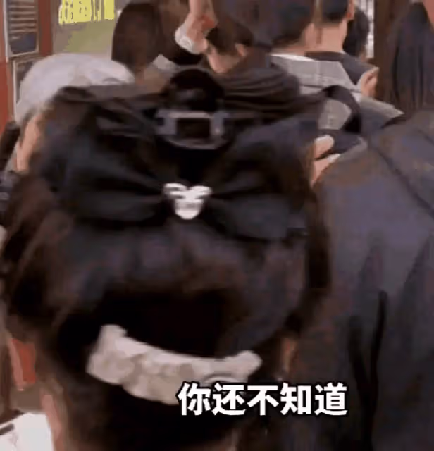 「插隊婆孫」近況曝光,吃平價米粉心情不爽,被拍到半夜淪落街頭