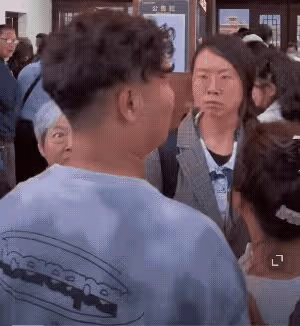 「插隊婆孫」近況曝光,吃平價米粉心情不爽,被拍到半夜淪落街頭