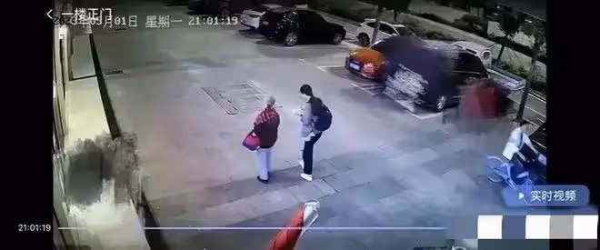 「插隊婆孫」近況曝光,吃平價米粉心情不爽,被拍到半夜淪落街頭