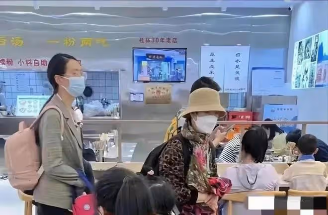 「插隊婆孫」近況曝光,吃平價米粉心情不爽,被拍到半夜淪落街頭