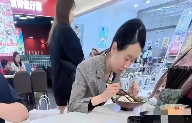 「插隊婆孫」近況曝光,吃平價米粉心情不爽,被拍到半夜淪落街頭