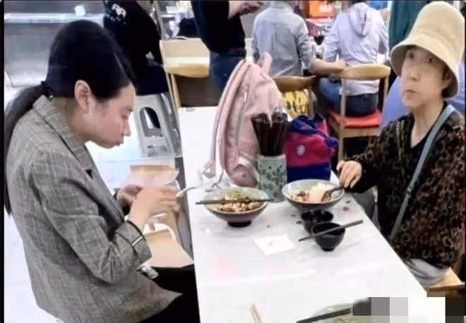 「插隊婆孫」近況曝光,吃平價米粉心情不爽,被拍到半夜淪落街頭