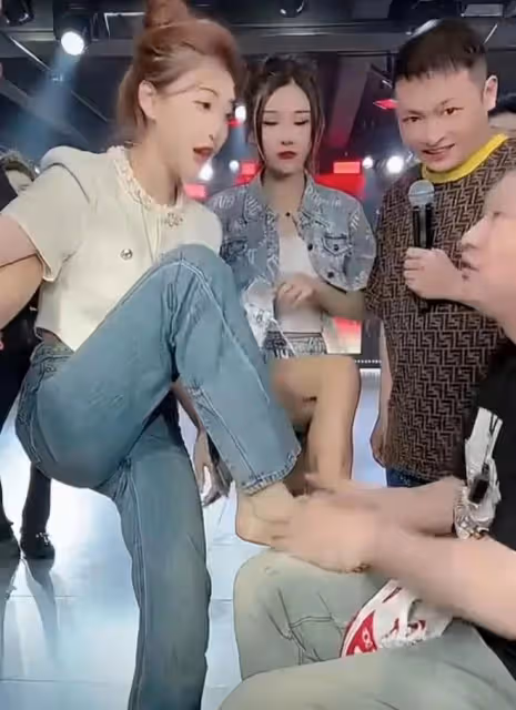 網紅桐桐：直播哭著表示被師傅輕薄難受，下一刻又要主動迎合師傅
