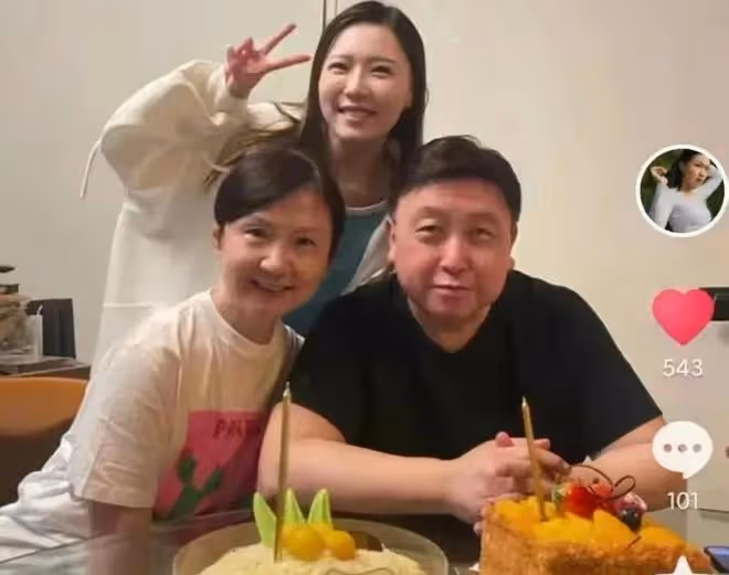 王晶迎來68歲生日,邱意濃送賀禮時,王晶突然言行不一讓網友費解