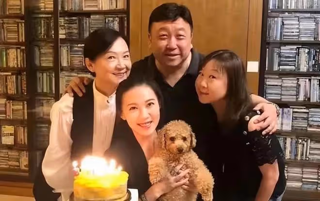 王晶迎來68歲生日,邱意濃送賀禮時,王晶突然言行不一讓網友費解
