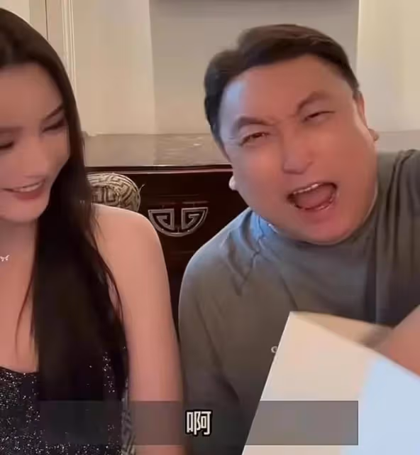 王晶迎來68歲生日,邱意濃送賀禮時,王晶突然言行不一讓網友費解