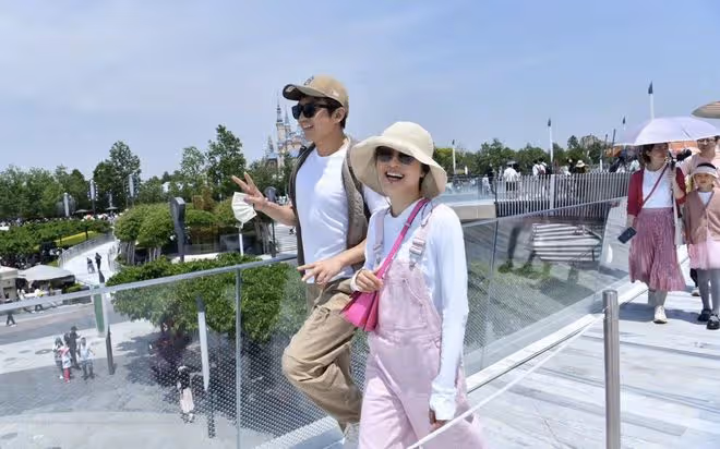孫儷曬一家四口迪士尼度假照,和鄧超同框幸福洋溢,打臉婚變傳聞