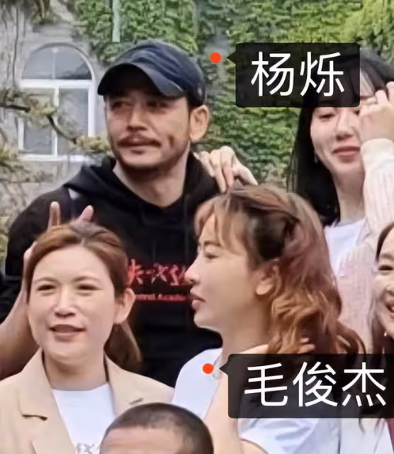唐嫣回中戲參加同學會,文章又黑又滄桑像小老頭,超多明星齊現身