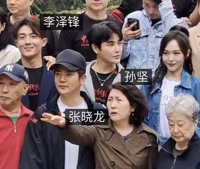 唐嫣回中戲參加同學會,文章又黑又滄桑像小老頭,超多明星齊現身