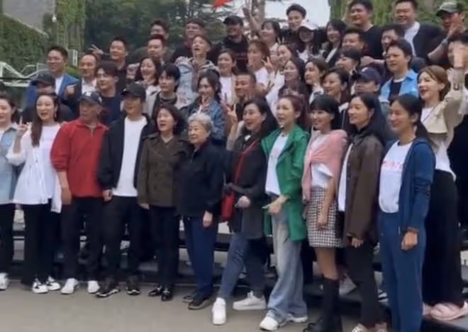唐嫣回中戲參加同學會,文章又黑又滄桑像小老頭,超多明星齊現身