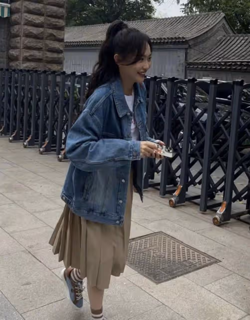唐嫣回中戲參加同學會,文章又黑又滄桑像小老頭,超多明星齊現身