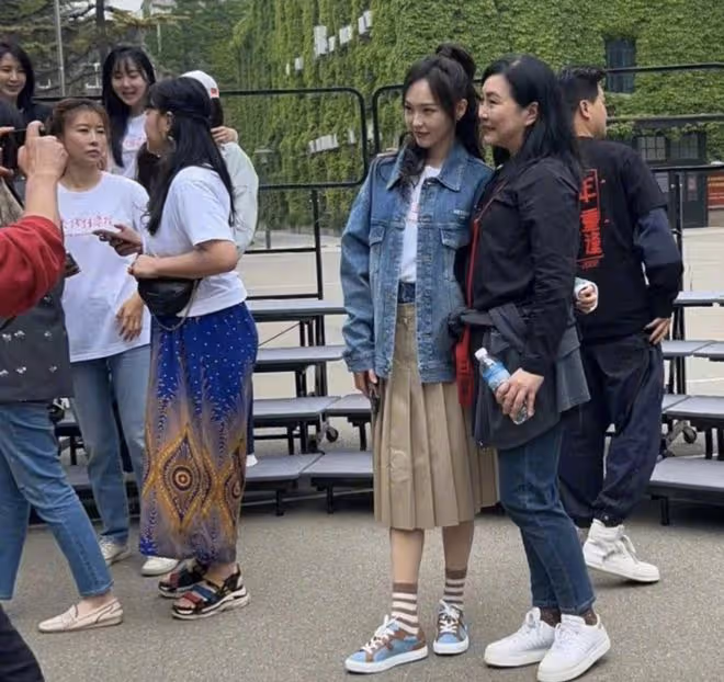 唐嫣回中戲參加同學會,文章又黑又滄桑像小老頭,超多明星齊現身