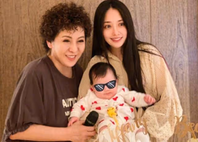 向華強陪向太定居杭州！如今兒孫安定，向太將追逐自己曾經的夢想