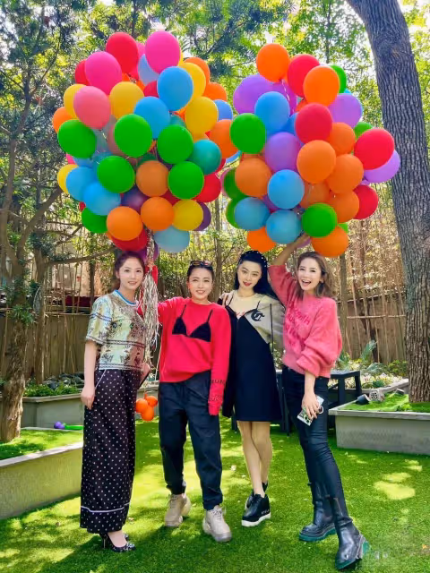 女富婆上海聚會!甘比會穿搭、摩邦女掌門美貌吸睛,范美人遭吐槽
