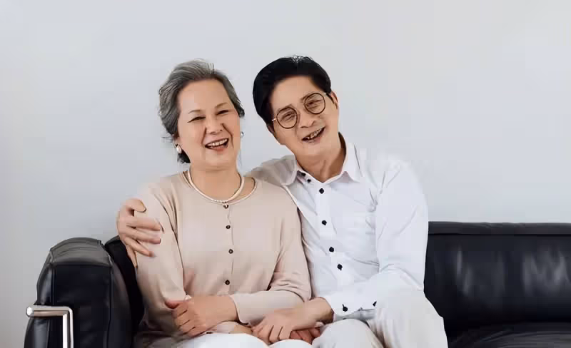 46歲二婚嫁給「68歲有錢的老頭」！新婚夜他遞給我一張白紙　等我「看清內容」驚出一身冷汗