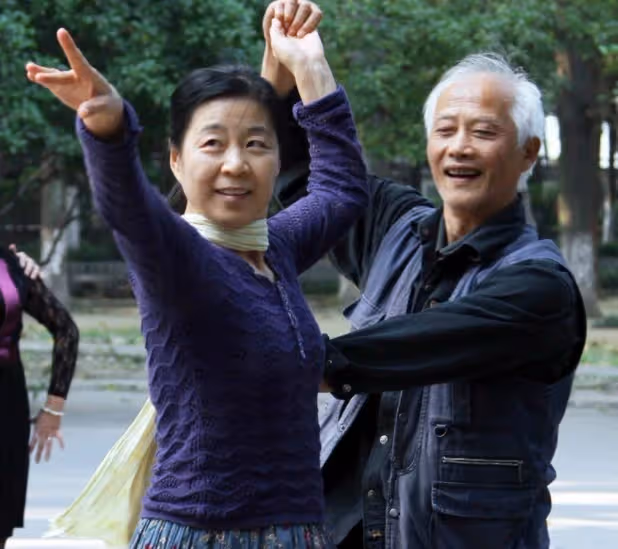 46歲二婚嫁給「68歲有錢的老頭」！新婚夜他遞給我一張白紙　等我「看清內容」驚出一身冷汗