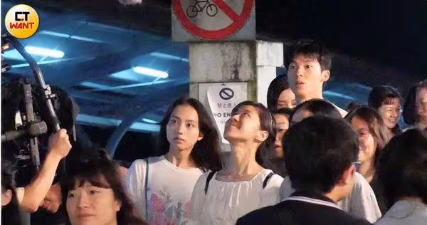 許光漢老街「十指緊扣日本女星」　近身聊天護花趕飛蛾…浪漫互動被直擊