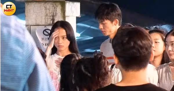 許光漢老街「十指緊扣日本女星」　近身聊天護花趕飛蛾…浪漫互動被直擊