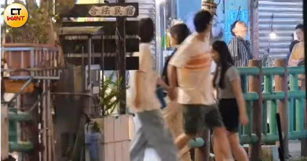 許光漢老街「十指緊扣日本女星」　近身聊天護花趕飛蛾…浪漫互動被直擊