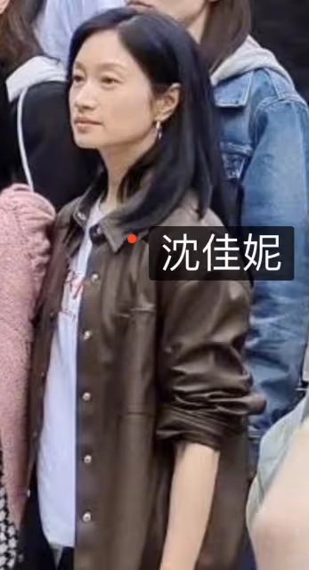 唐嫣回母校參加同學聚會，文章又黑又老好憔悴，無人搭理顯落寞