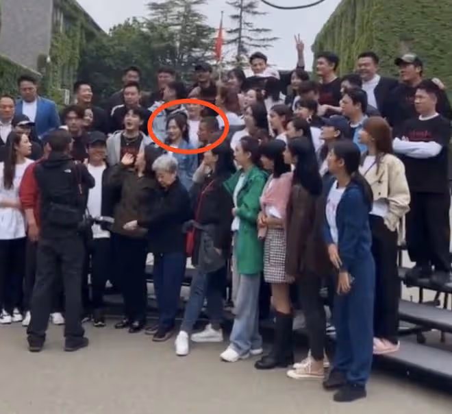 唐嫣回母校參加同學聚會，文章又黑又老好憔悴，無人搭理顯落寞