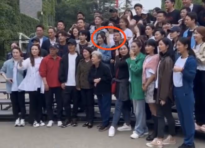 唐嫣回母校參加同學聚會，文章又黑又老好憔悴，無人搭理顯落寞