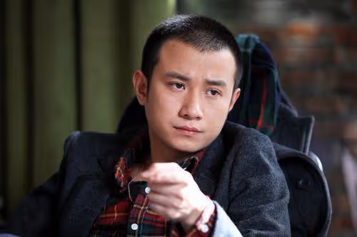 唐嫣回母校參加同學聚會，文章又黑又老好憔悴，無人搭理顯落寞