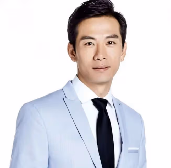 廣東男星成新加坡3屆視帝,衣錦還鄉太開心,2屆視後妻子陪同