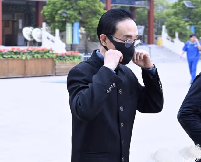 相聲演員李建華追悼會:姜昆、鞏漢林前來弔唁,蔡明哭到被人攙扶