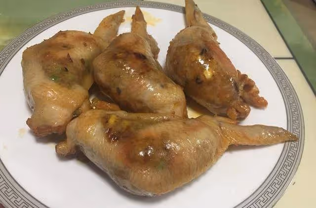 沒吃過的一種吃法,雞翅包飯,味道真不錯~