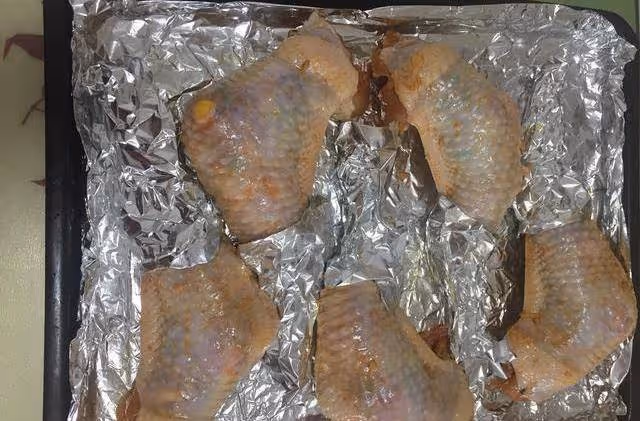 沒吃過的一種吃法,雞翅包飯,味道真不錯~