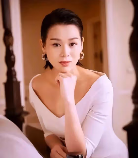 灣灣某清純女星勾搭港圈海王，被羞辱之後，還被助理吃豆腐