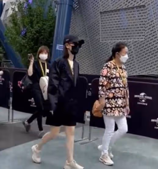 戚薇一家出遊,lucky個子到李承鉉身材口,穿短裙大長腿堪比媽媽