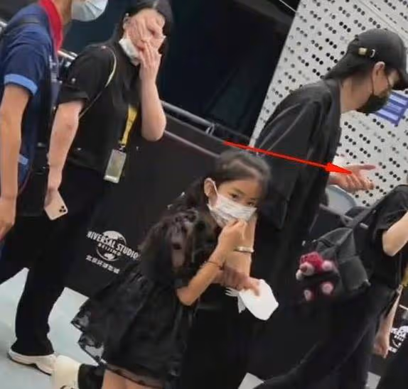 戚薇一家出遊,lucky個子到李承鉉身材口,穿短裙大長腿堪比媽媽