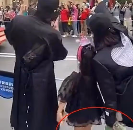 戚薇一家出遊,lucky個子到李承鉉身材口,穿短裙大長腿堪比媽媽