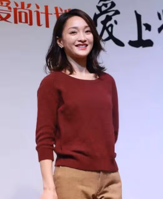 46歲周迅赤狐大片曝光!穿大露背裙腰肢纖細,挑染紅髮時尚萬種