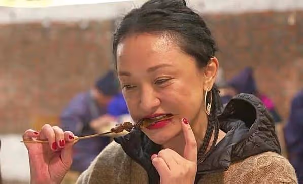 46歲周迅赤狐大片曝光!穿大露背裙腰肢纖細,挑染紅髮時尚萬種