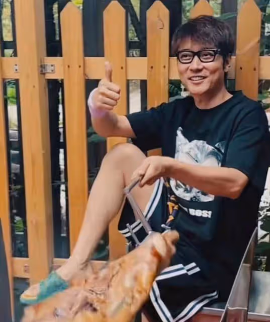 張丹峰離婚後首曬視頻，吃烤全羊心情大好，評論區被「畢瀅」刷屏