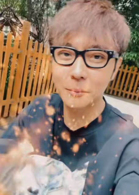 張丹峰離婚後首曬視頻，吃烤全羊心情大好，評論區被「畢瀅」刷屏