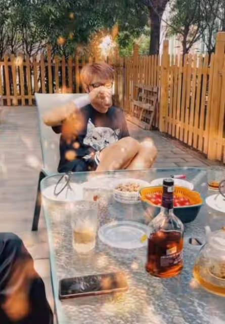 張丹峰離婚後首曬視頻，吃烤全羊心情大好，評論區被「畢瀅」刷屏